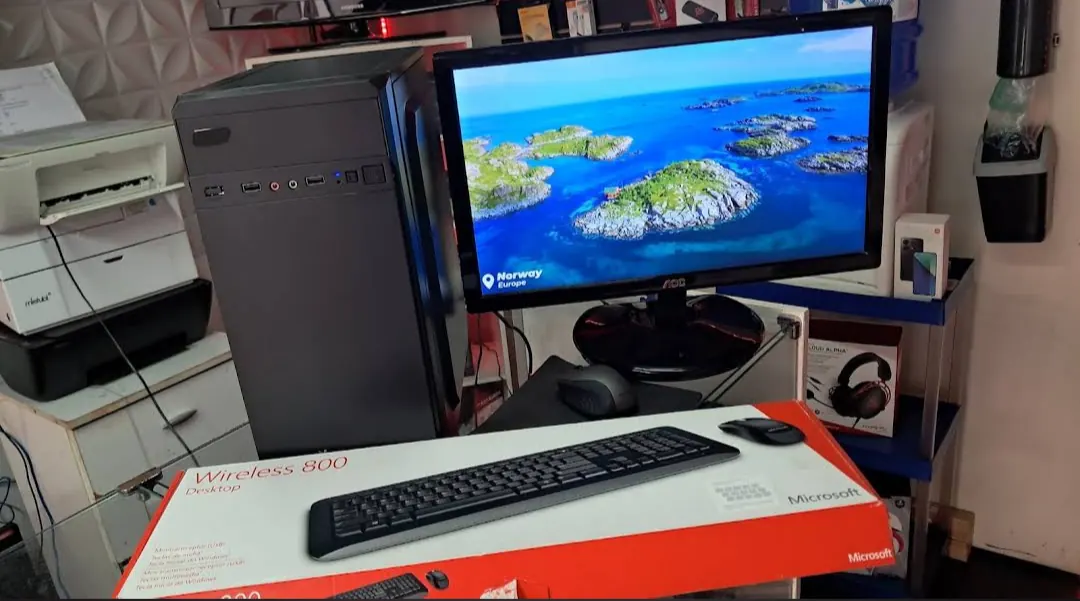 Computador montado e testado com monitor ligado