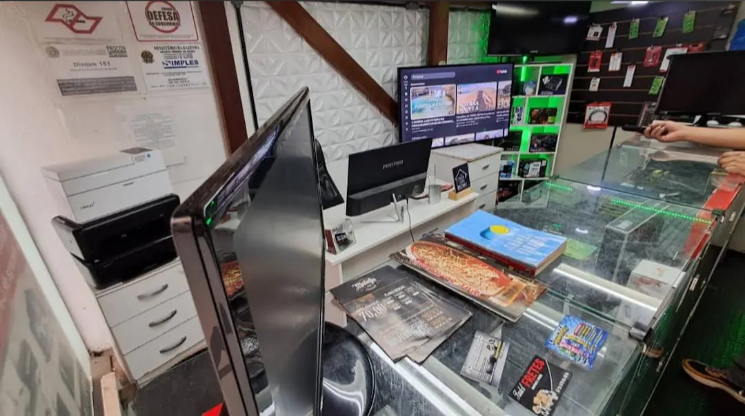 Balcão da Techcenter com televisor e computador em teste