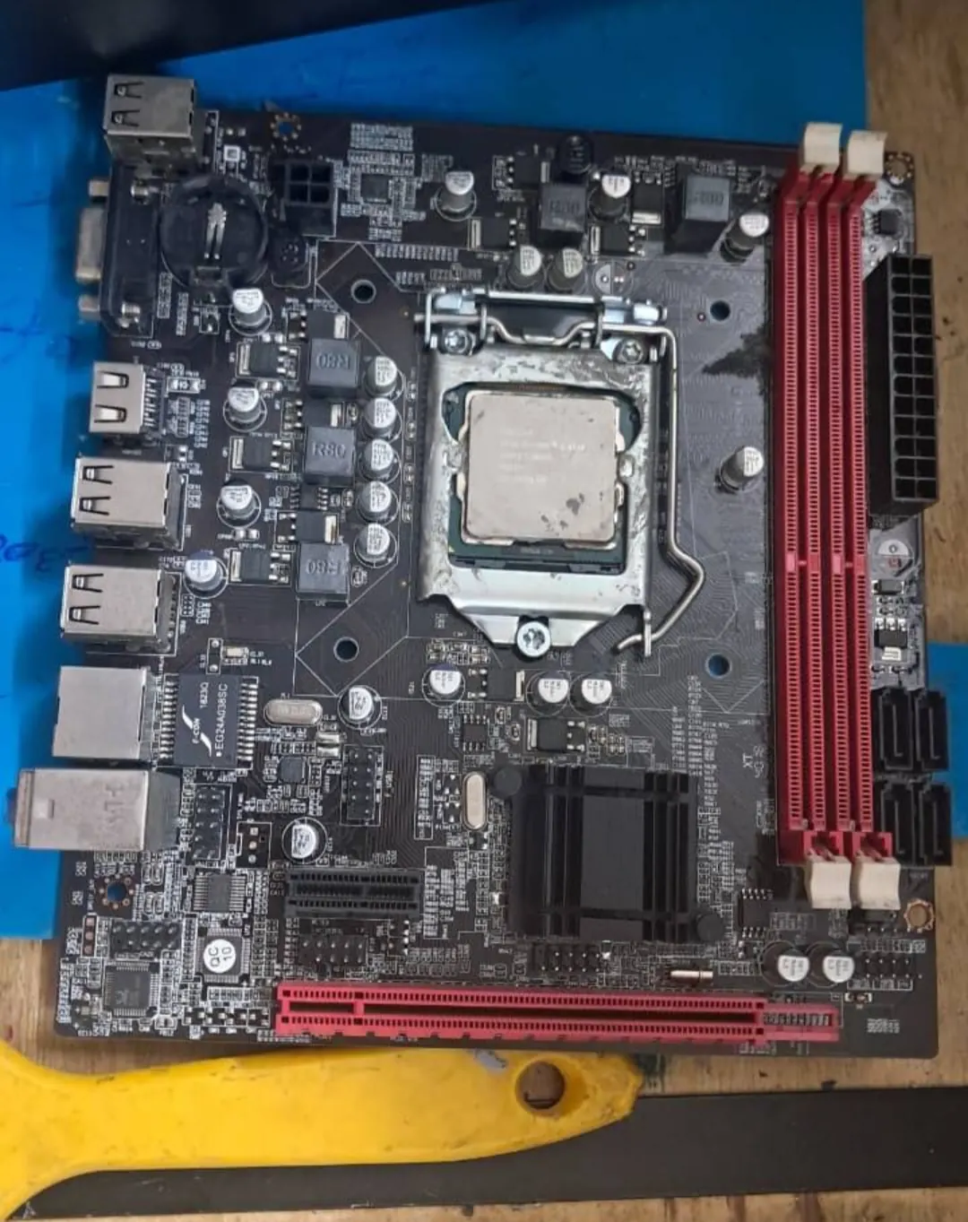 Placa-mãe de computador com processador em diagnóstico